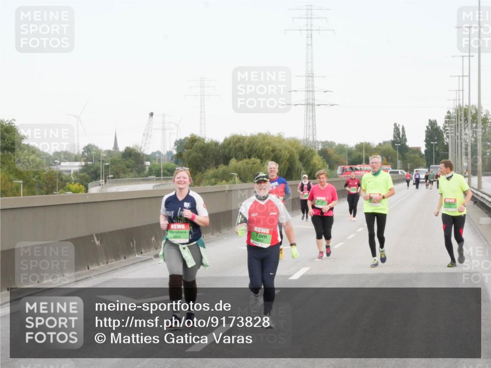 03.10.2025 - Köhlbrandbrückenlauf Matties Gatica Varas http://msf.ph/oto/9173828 03.10.2025 15:31:22 Position 3 10, 8648, 8646 meine-sportfotos.de