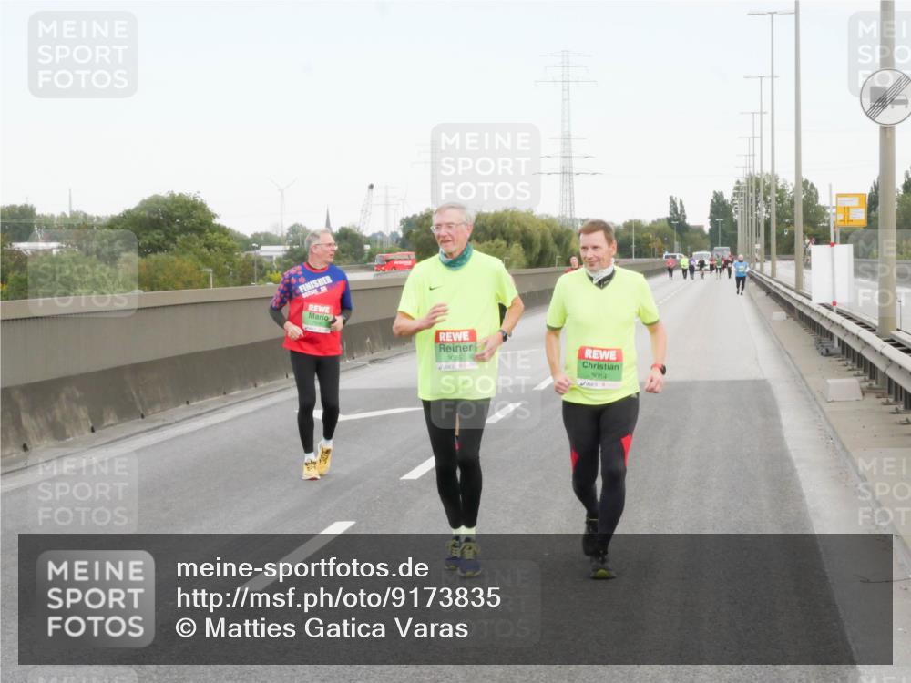 03.10.2025 - Köhlbrandbrückenlauf Matties Gatica Varas http://msf.ph/oto/9173835 03.10.2025 15:31:31 Position 3 9085, 9084 meine-sportfotos.de