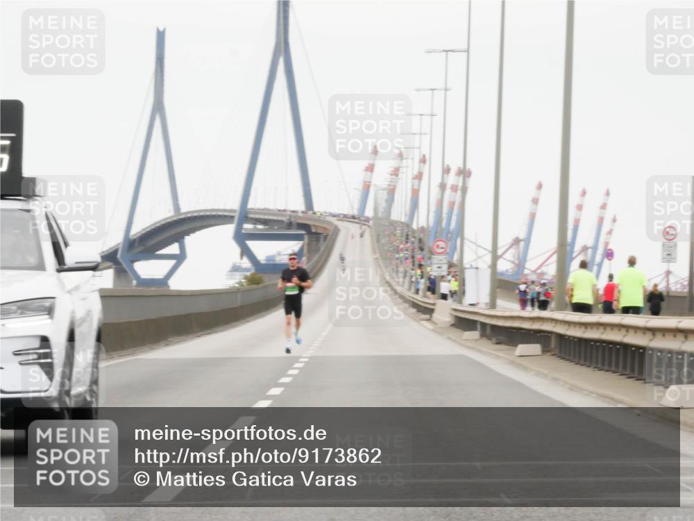03.10.2025 - Köhlbrandbrückenlauf Matties Gatica Varas http://msf.ph/oto/9173862 03.10.2025 15:32:23 Position 3  meine-sportfotos.de