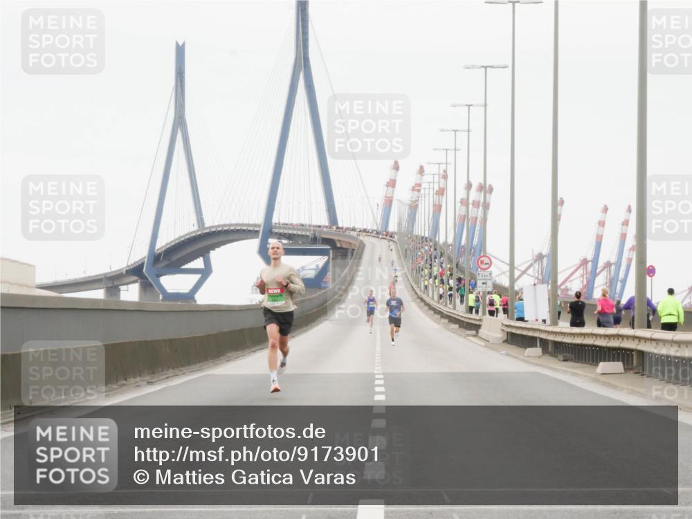 03.10.2025 - Köhlbrandbrückenlauf Matties Gatica Varas http://msf.ph/oto/9173901 03.10.2025 15:33:46 Position 3 12 meine-sportfotos.de