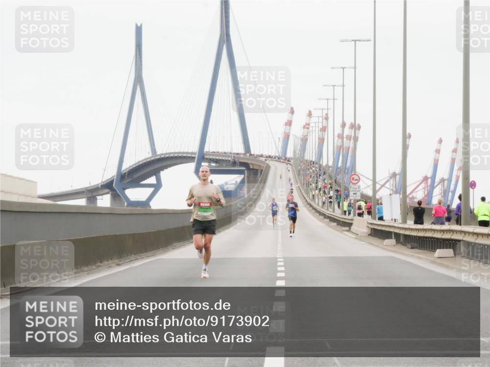 03.10.2025 - Köhlbrandbrückenlauf Matties Gatica Varas http://msf.ph/oto/9173902 03.10.2025 15:33:47 Position 3 12, 1 meine-sportfotos.de