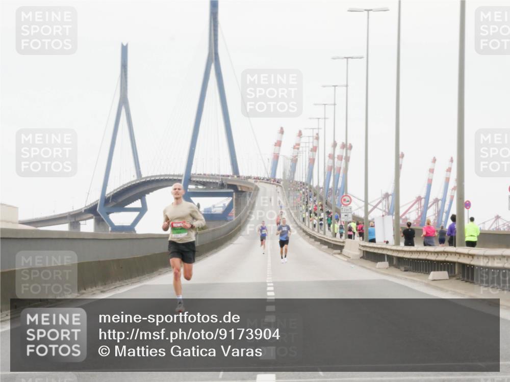 03.10.2025 - Köhlbrandbrückenlauf Matties Gatica Varas http://msf.ph/oto/9173904 03.10.2025 15:33:48 Position 3 12 meine-sportfotos.de
