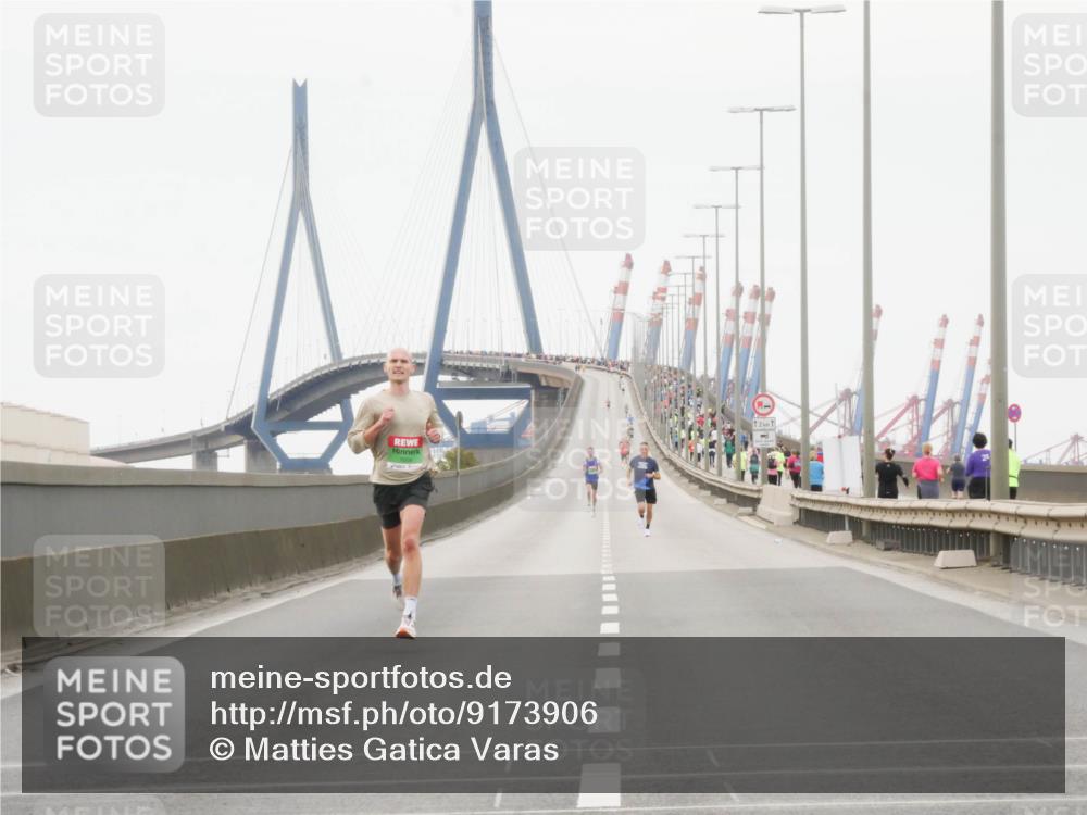 03.10.2025 - Köhlbrandbrückenlauf Matties Gatica Varas http://msf.ph/oto/9173906 03.10.2025 15:33:49 Position 3 12, 1 meine-sportfotos.de