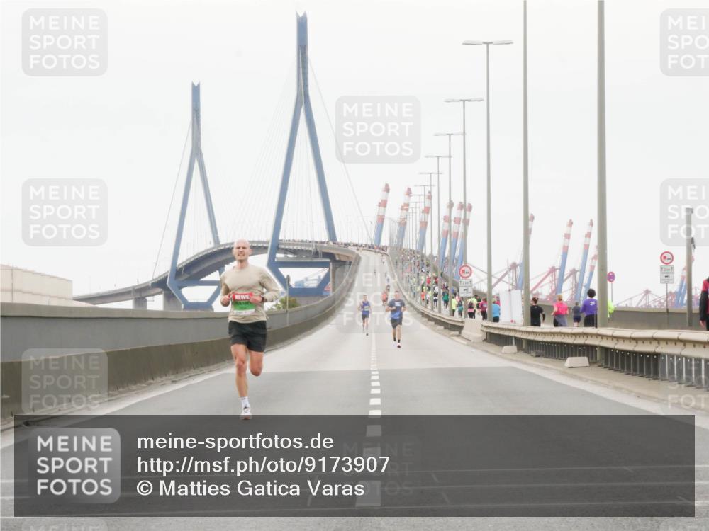 03.10.2025 - Köhlbrandbrückenlauf Matties Gatica Varas http://msf.ph/oto/9173907 03.10.2025 15:33:49 Position 3  meine-sportfotos.de