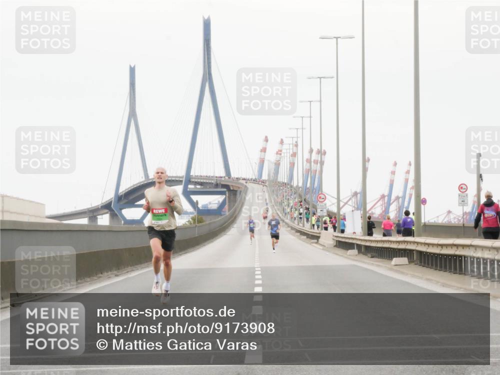 03.10.2025 - Köhlbrandbrückenlauf Matties Gatica Varas http://msf.ph/oto/9173908 03.10.2025 15:33:50 Position 3  meine-sportfotos.de