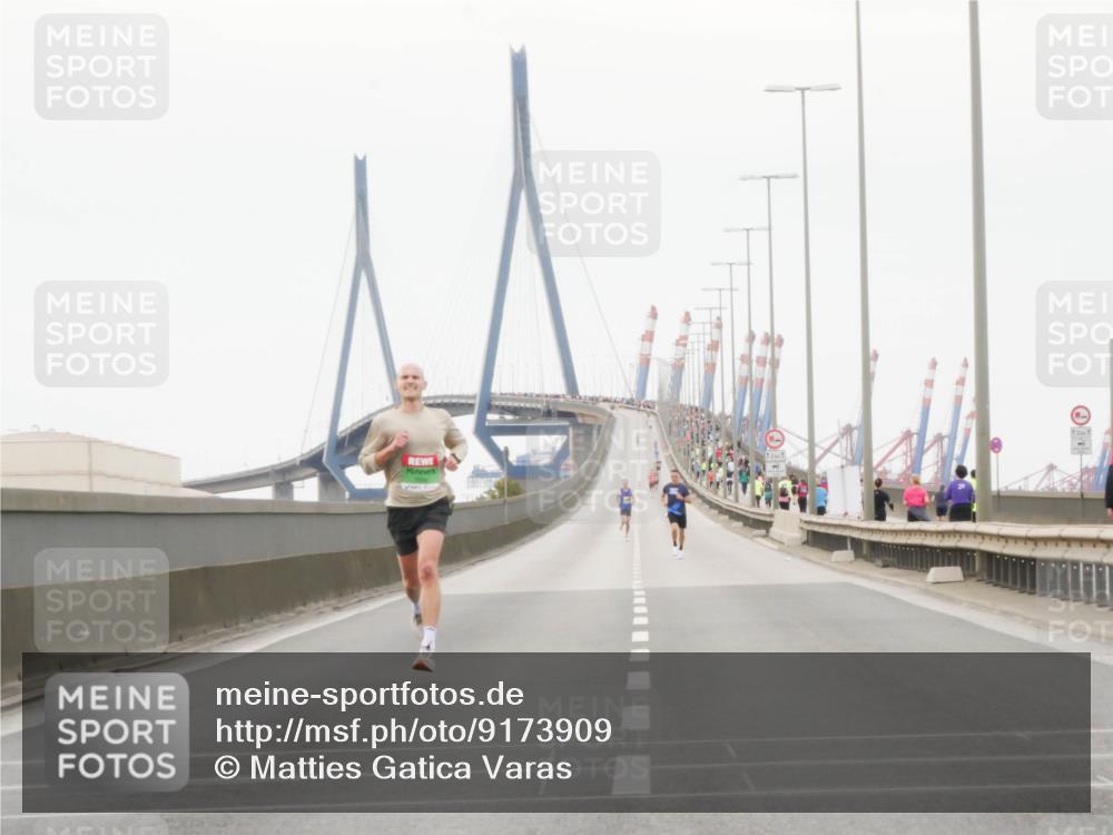 03.10.2025 - Köhlbrandbrückenlauf Matties Gatica Varas http://msf.ph/oto/9173909 03.10.2025 15:33:50 Position 3  meine-sportfotos.de