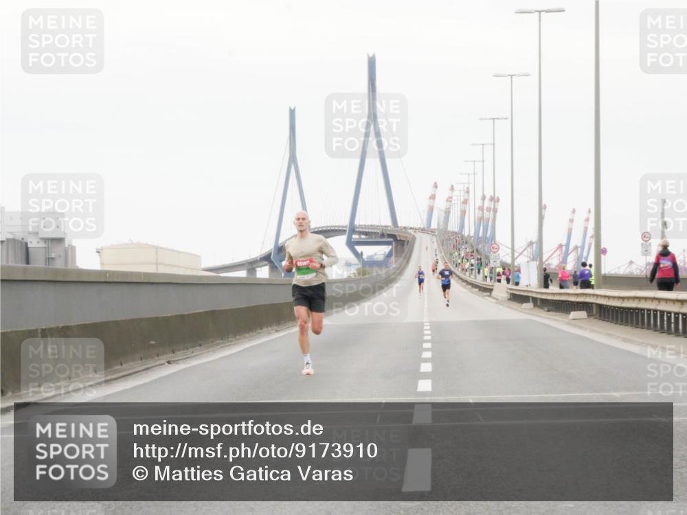 03.10.2025 - Köhlbrandbrückenlauf Matties Gatica Varas http://msf.ph/oto/9173910 03.10.2025 15:33:50 Position 3  meine-sportfotos.de