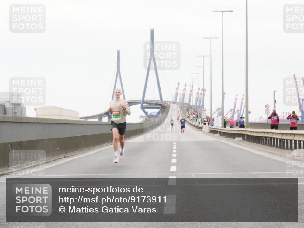 03.10.2025 - Köhlbrandbrückenlauf Matties Gatica Varas http://msf.ph/oto/9173911 03.10.2025 15:33:51 Position 3  meine-sportfotos.de