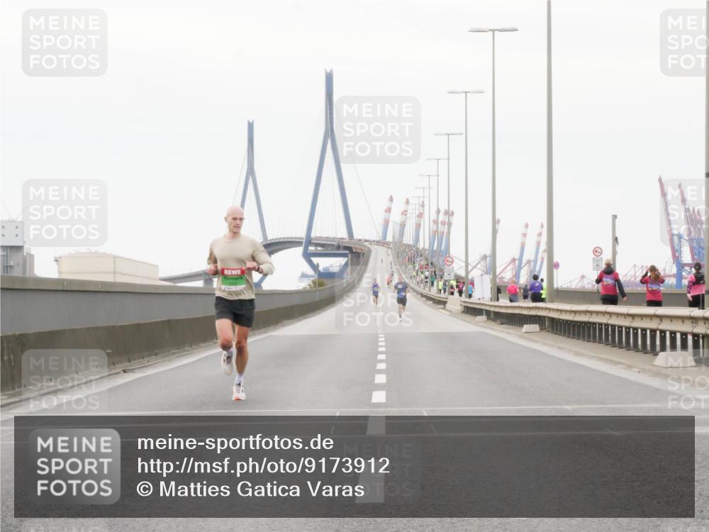 03.10.2025 - Köhlbrandbrückenlauf Matties Gatica Varas http://msf.ph/oto/9173912 03.10.2025 15:33:51 Position 3  meine-sportfotos.de