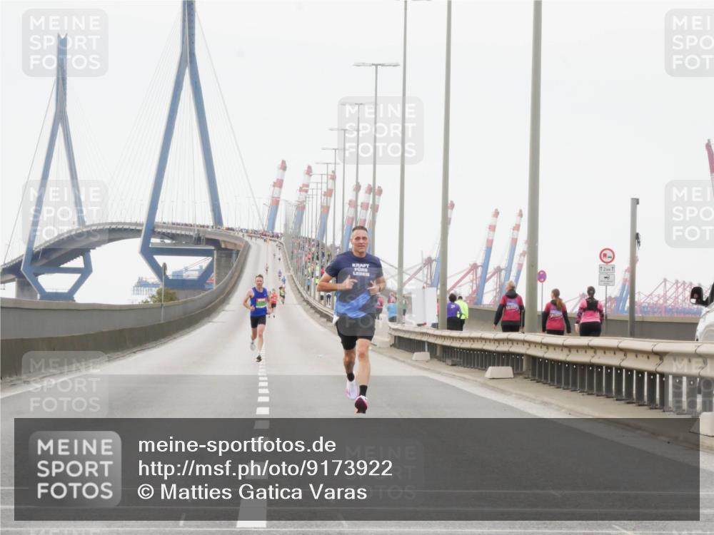03.10.2025 - Köhlbrandbrückenlauf Matties Gatica Varas http://msf.ph/oto/9173922 03.10.2025 15:34:05 Position 3  meine-sportfotos.de