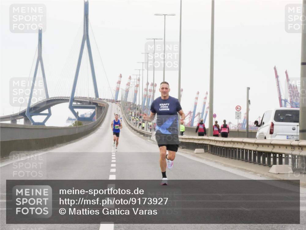 03.10.2025 - Köhlbrandbrückenlauf Matties Gatica Varas http://msf.ph/oto/9173927 03.10.2025 15:34:08 Position 3 12, 1, 319 meine-sportfotos.de