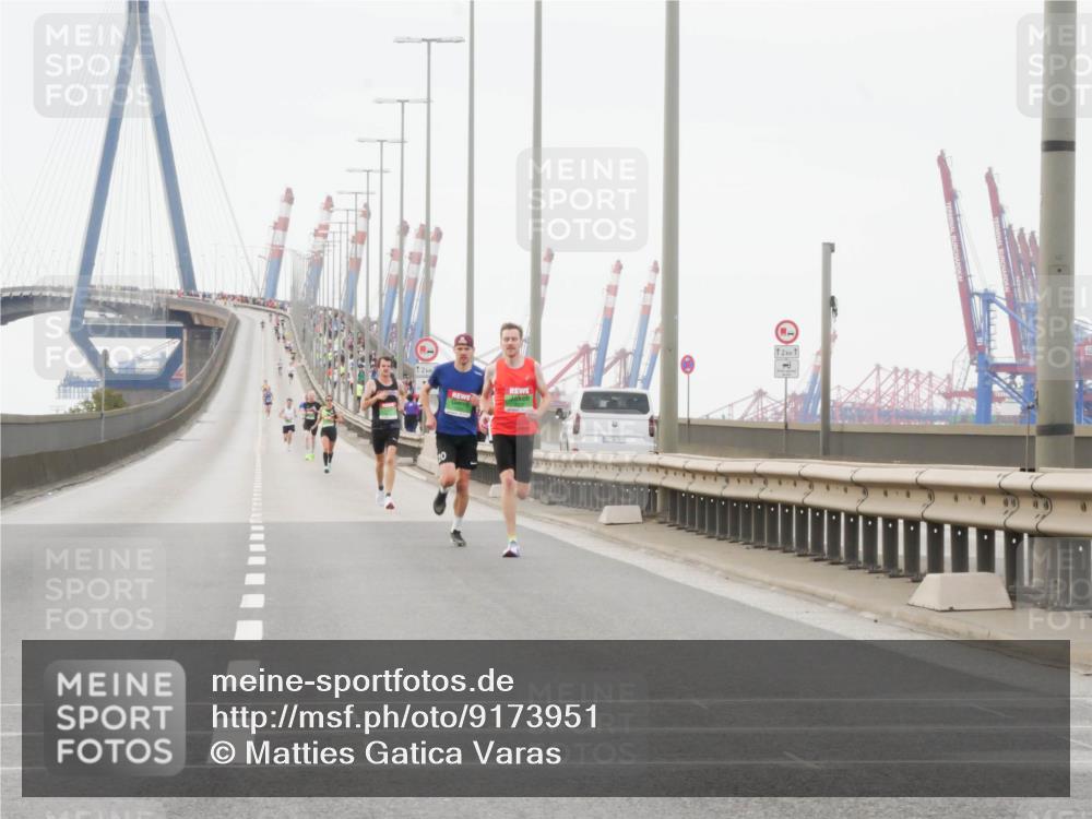 03.10.2025 - Köhlbrandbrückenlauf Matties Gatica Varas http://msf.ph/oto/9173951 03.10.2025 15:34:54 Position 3 12, 10 meine-sportfotos.de