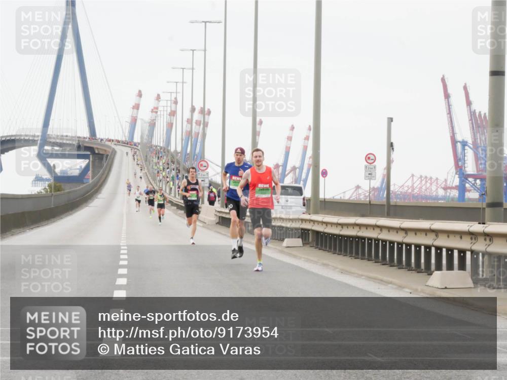 03.10.2025 - Köhlbrandbrückenlauf Matties Gatica Varas http://msf.ph/oto/9173954 03.10.2025 15:34:55 Position 3  meine-sportfotos.de