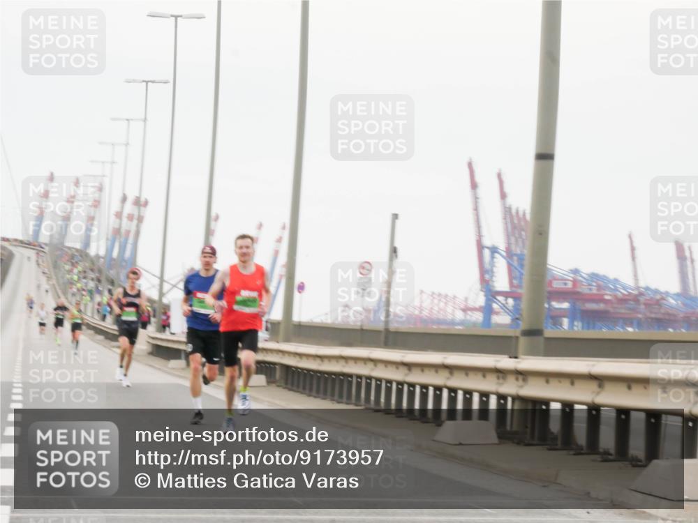 03.10.2025 - Köhlbrandbrückenlauf Matties Gatica Varas http://msf.ph/oto/9173957 03.10.2025 15:34:57 Position 3 10 meine-sportfotos.de