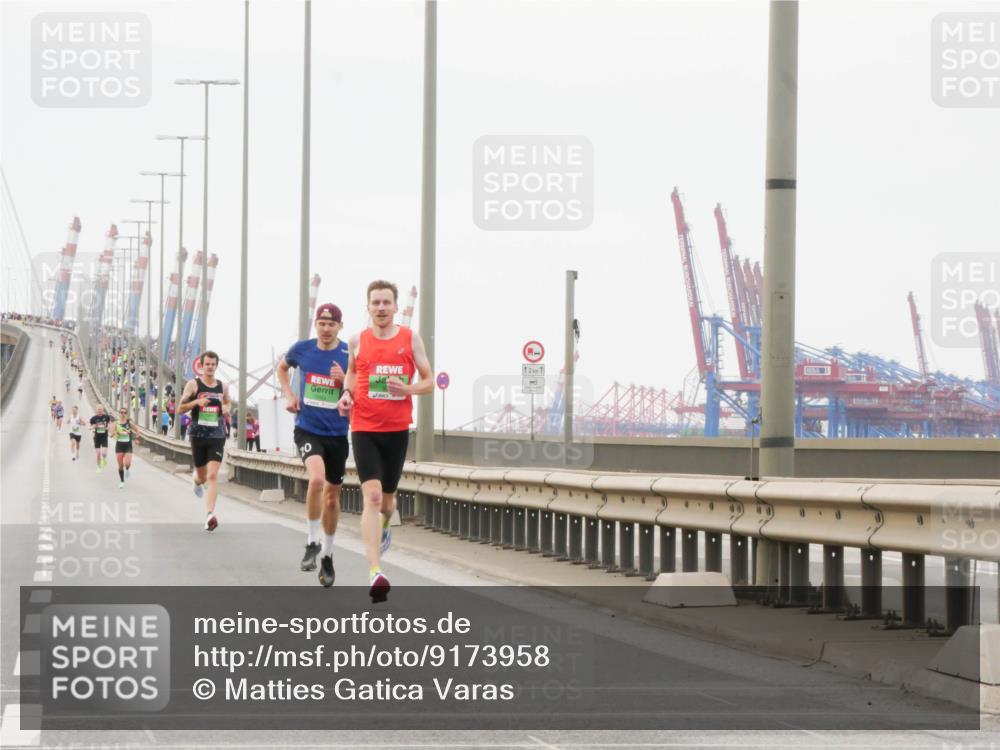 03.10.2025 - Köhlbrandbrückenlauf Matties Gatica Varas http://msf.ph/oto/9173958 03.10.2025 15:34:57 Position 3  meine-sportfotos.de