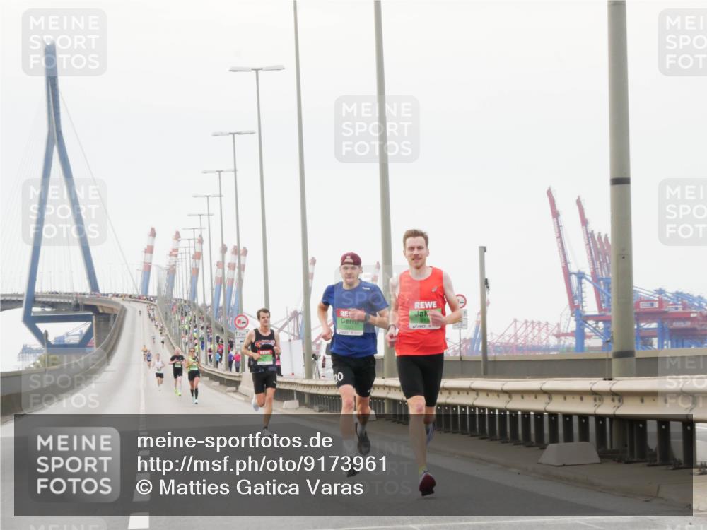 03.10.2025 - Köhlbrandbrückenlauf Matties Gatica Varas http://msf.ph/oto/9173961 03.10.2025 15:34:59 Position 3 12 meine-sportfotos.de