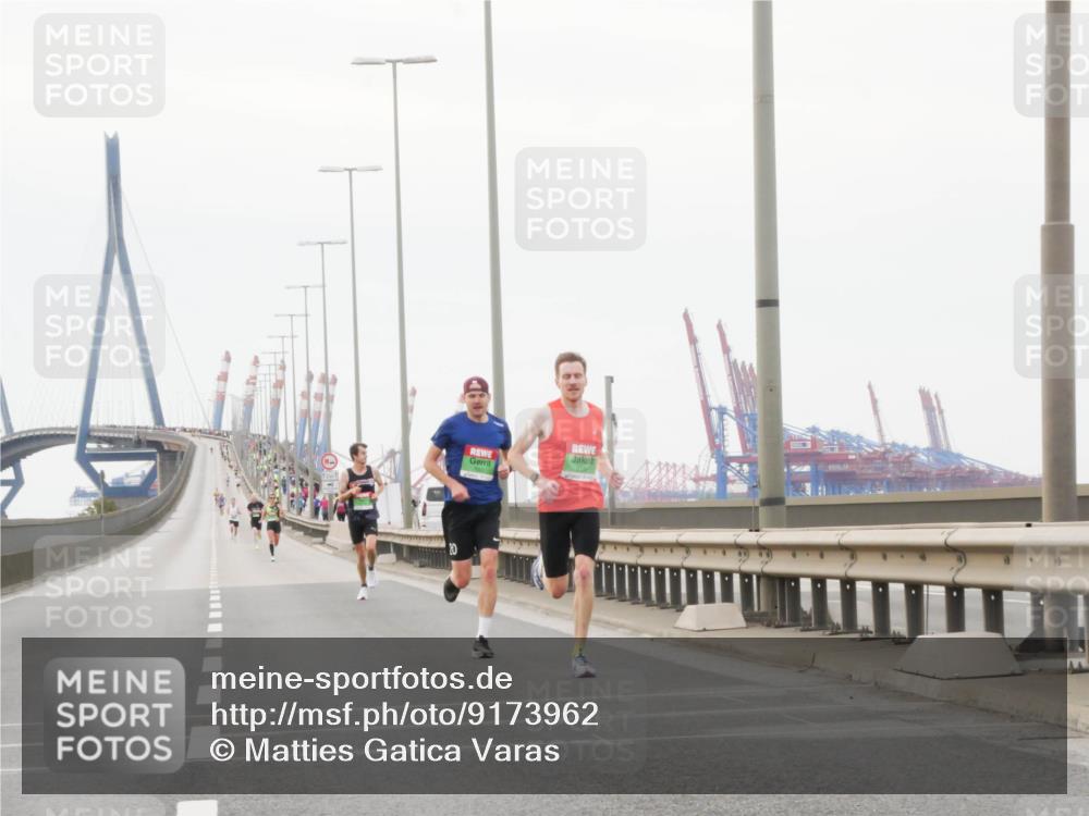 03.10.2025 - Köhlbrandbrückenlauf Matties Gatica Varas http://msf.ph/oto/9173962 03.10.2025 15:34:59 Position 3 2, 10 meine-sportfotos.de