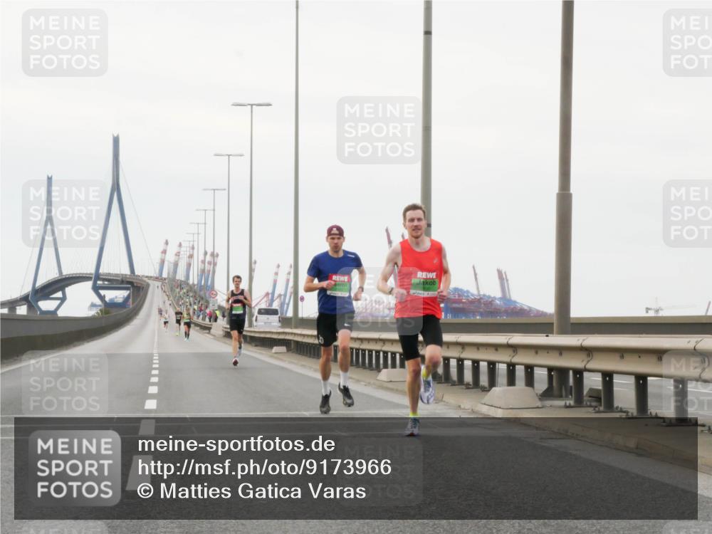 03.10.2025 - Köhlbrandbrückenlauf Matties Gatica Varas http://msf.ph/oto/9173966 03.10.2025 15:35:01 Position 3  meine-sportfotos.de