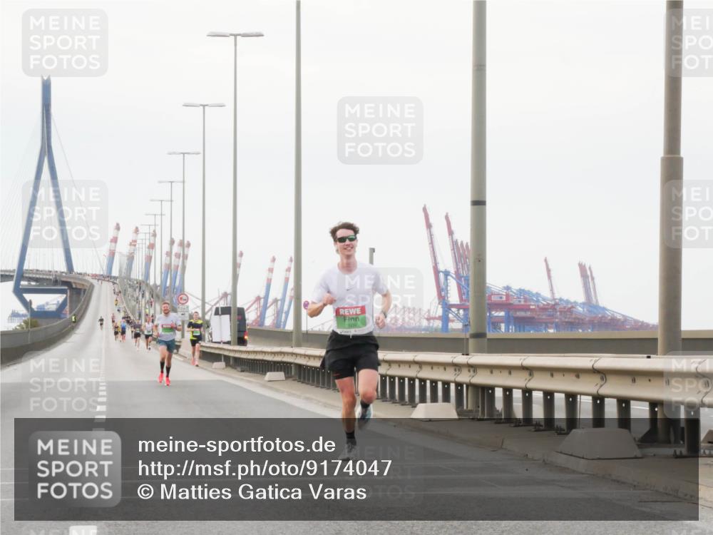 03.10.2025 - Köhlbrandbrückenlauf Matties Gatica Varas http://msf.ph/oto/9174047 03.10.2025 15:36:51 Position 3  meine-sportfotos.de