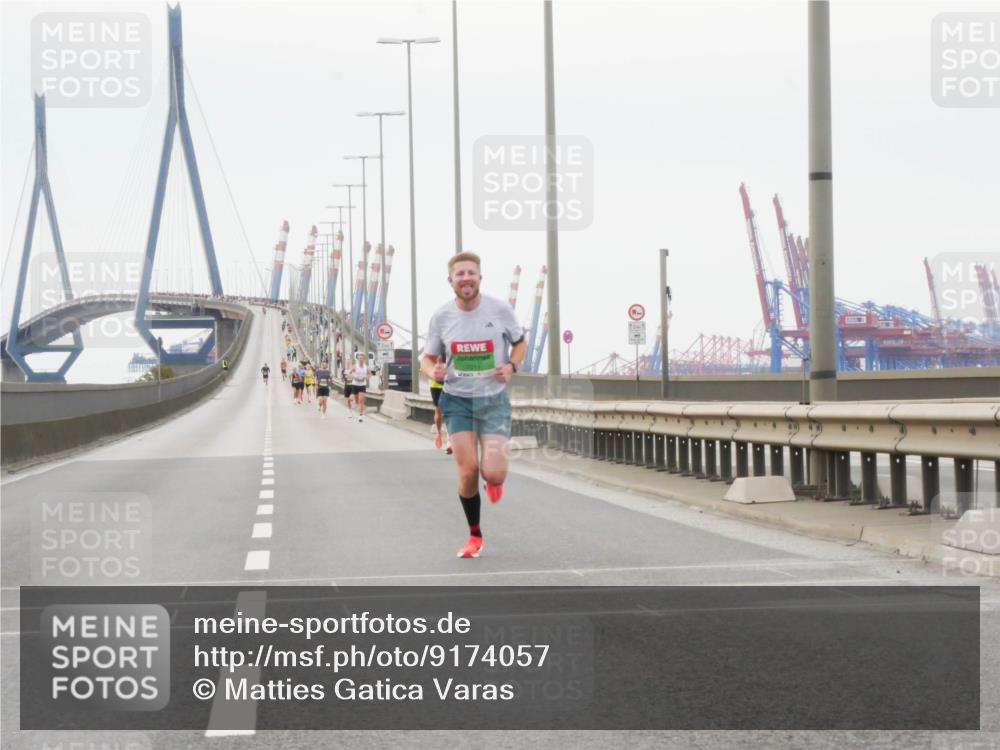 03.10.2025 - Köhlbrandbrückenlauf Matties Gatica Varas http://msf.ph/oto/9174057 03.10.2025 15:36:59 Position 3  meine-sportfotos.de