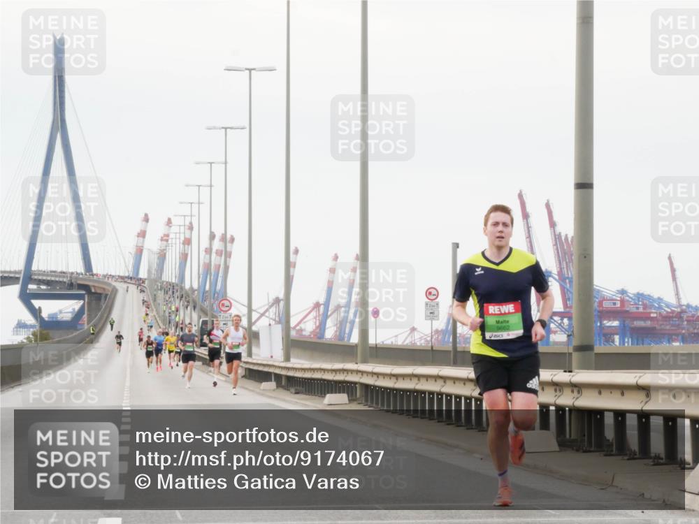 03.10.2025 - Köhlbrandbrückenlauf Matties Gatica Varas http://msf.ph/oto/9174067 03.10.2025 15:37:08 Position 3  meine-sportfotos.de