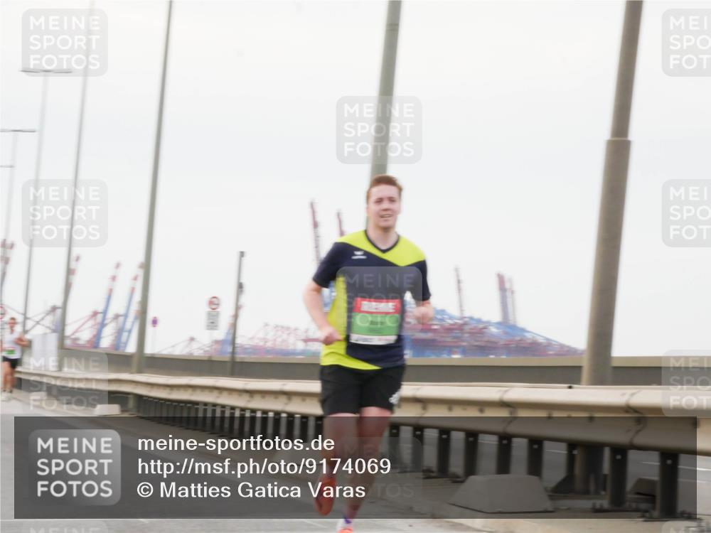 03.10.2025 - Köhlbrandbrückenlauf Matties Gatica Varas http://msf.ph/oto/9174069 03.10.2025 15:37:09 Position 3  meine-sportfotos.de