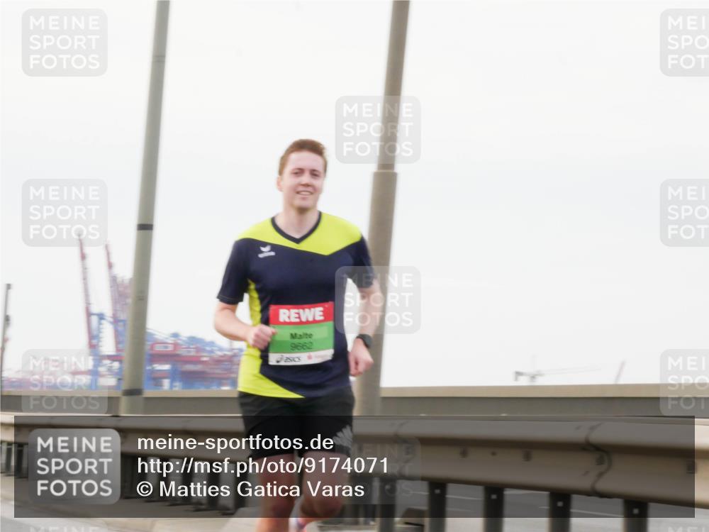 03.10.2025 - Köhlbrandbrückenlauf Matties Gatica Varas http://msf.ph/oto/9174071 03.10.2025 15:37:10 Position 3 9662 meine-sportfotos.de