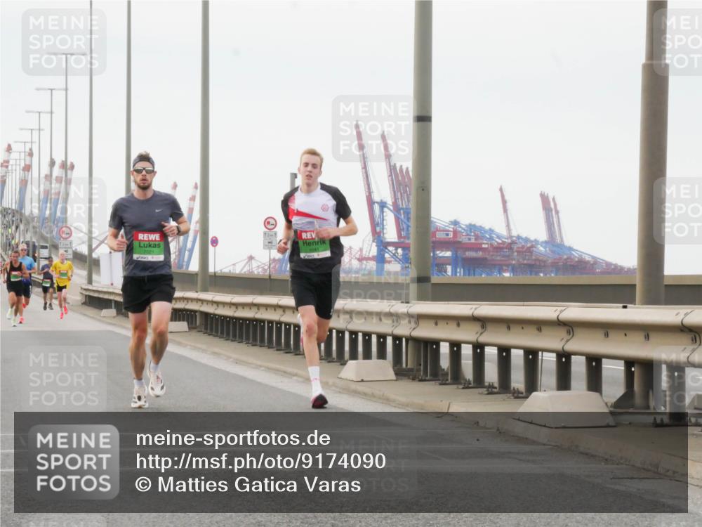 03.10.2025 - Köhlbrandbrückenlauf Matties Gatica Varas http://msf.ph/oto/9174090 03.10.2025 15:37:28 Position 3 12, 7021, 2 meine-sportfotos.de
