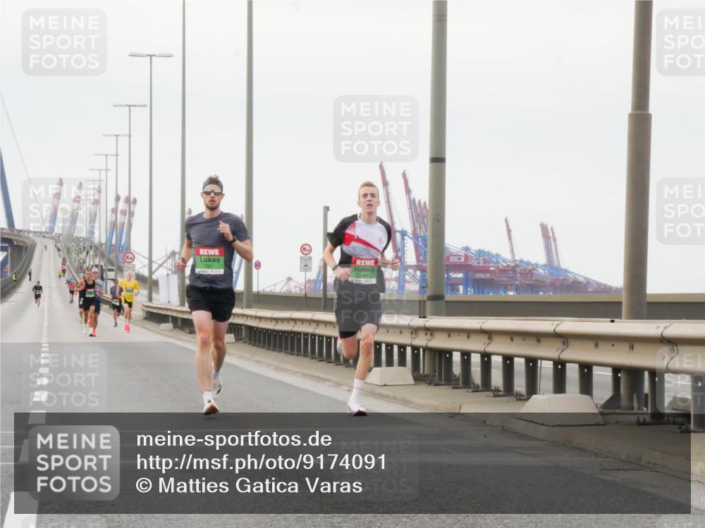 03.10.2025 - Köhlbrandbrückenlauf Matties Gatica Varas http://msf.ph/oto/9174091 03.10.2025 15:37:28 Position 3 1, 2 meine-sportfotos.de