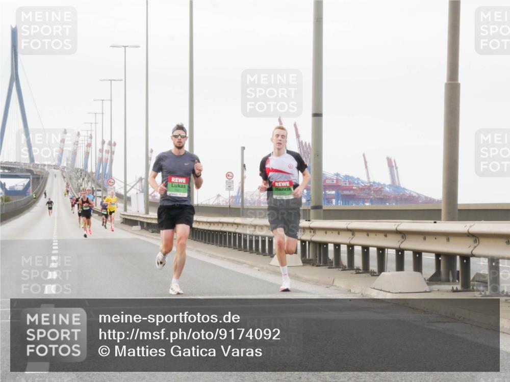 03.10.2025 - Köhlbrandbrückenlauf Matties Gatica Varas http://msf.ph/oto/9174092 03.10.2025 15:37:28 Position 3  meine-sportfotos.de
