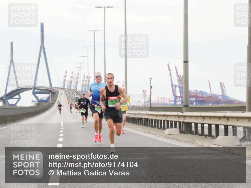 03.10.2025 - Köhlbrandbrückenlauf Matties Gatica Varas http://msf.ph/oto/9174104 03.10.2025 15:37:42 Position 3  meine-sportfotos.de