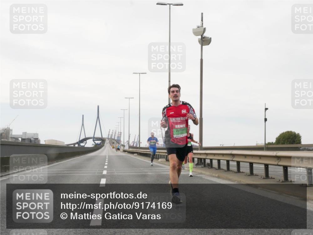 03.10.2025 - Köhlbrandbrückenlauf Matties Gatica Varas http://msf.ph/oto/9174169 03.10.2025 15:38:24 Position 3 96 meine-sportfotos.de