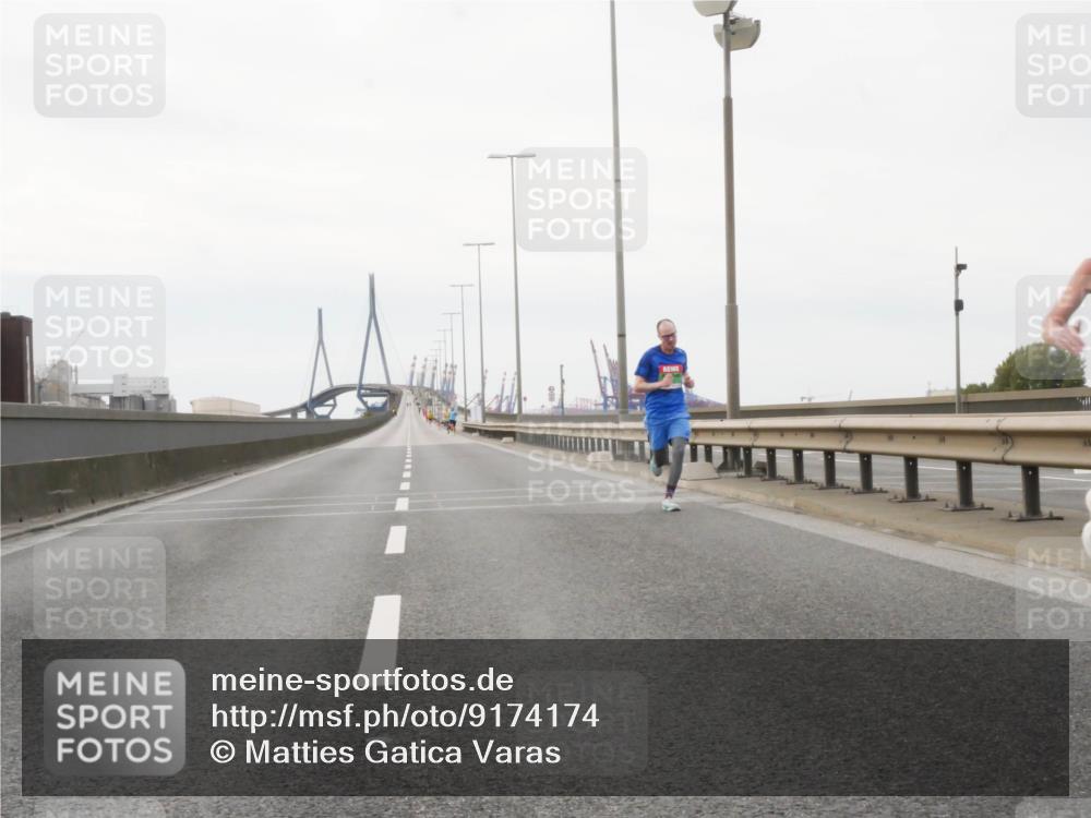 03.10.2025 - Köhlbrandbrückenlauf Matties Gatica Varas http://msf.ph/oto/9174174 03.10.2025 15:38:27 Position 3  meine-sportfotos.de