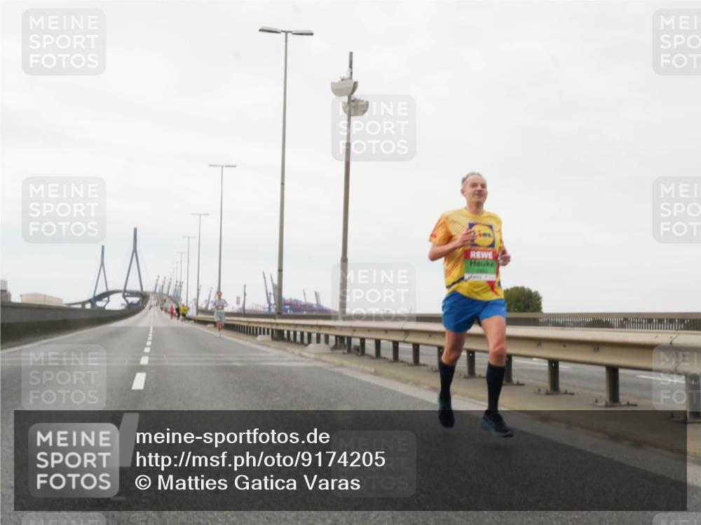 03.10.2025 - Köhlbrandbrückenlauf Matties Gatica Varas http://msf.ph/oto/9174205 03.10.2025 15:38:54 Position 3  meine-sportfotos.de