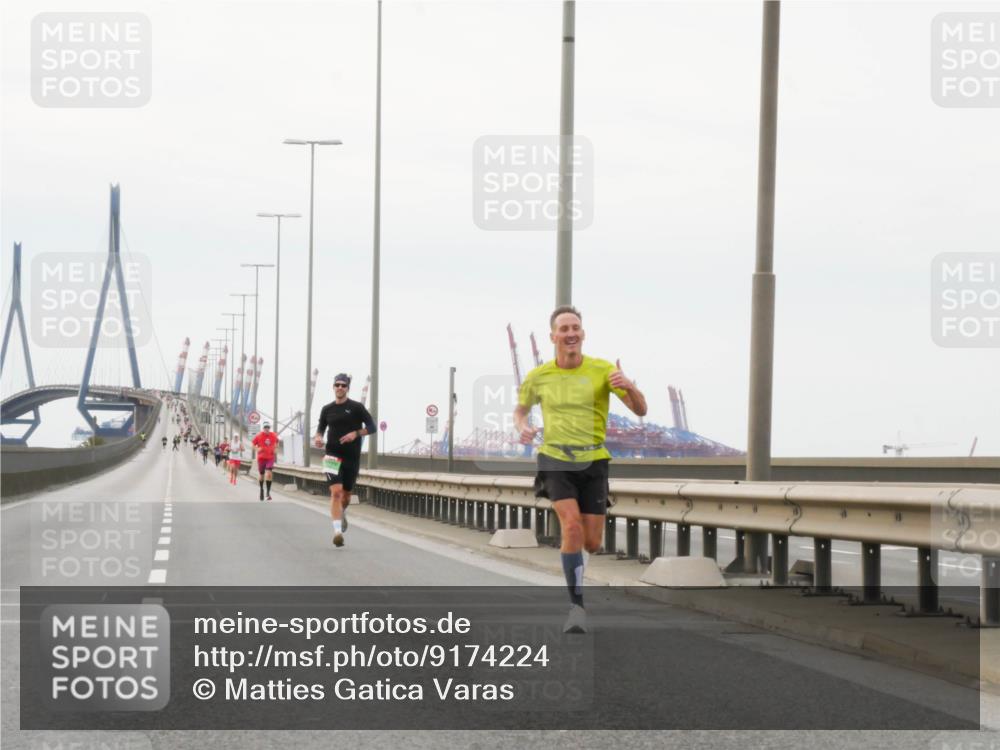 03.10.2025 - Köhlbrandbrückenlauf Matties Gatica Varas http://msf.ph/oto/9174224 03.10.2025 15:39:09 Position 3  meine-sportfotos.de