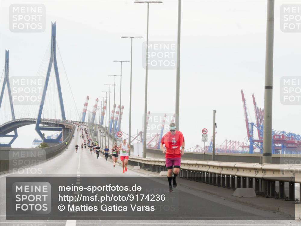 03.10.2025 - Köhlbrandbrückenlauf Matties Gatica Varas http://msf.ph/oto/9174236 03.10.2025 15:39:17 Position 3 12, 1 meine-sportfotos.de