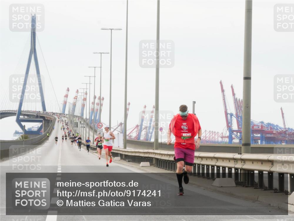 03.10.2025 - Köhlbrandbrückenlauf Matties Gatica Varas http://msf.ph/oto/9174241 03.10.2025 15:39:20 Position 3 12 meine-sportfotos.de