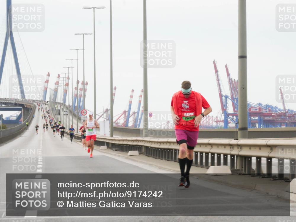 03.10.2025 - Köhlbrandbrückenlauf Matties Gatica Varas http://msf.ph/oto/9174242 03.10.2025 15:39:20 Position 3 12, 1 meine-sportfotos.de