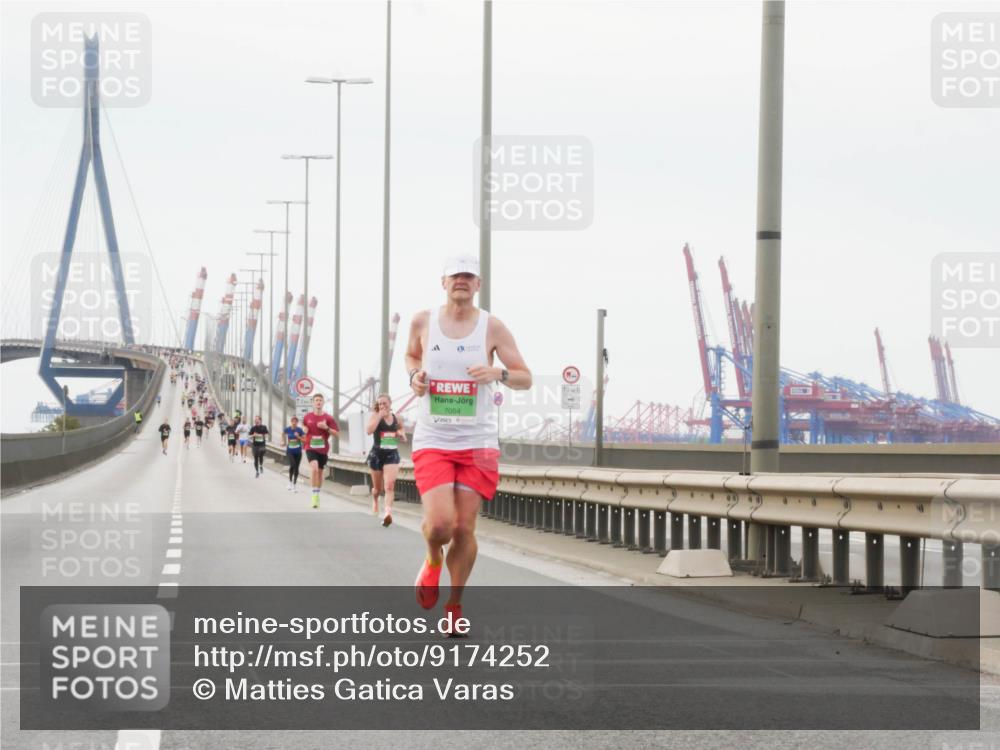 03.10.2025 - Köhlbrandbrückenlauf Matties Gatica Varas http://msf.ph/oto/9174252 03.10.2025 15:39:30 Position 3 12, 1, 7054 meine-sportfotos.de