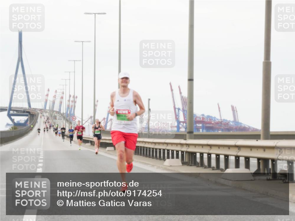 03.10.2025 - Köhlbrandbrückenlauf Matties Gatica Varas http://msf.ph/oto/9174254 03.10.2025 15:39:31 Position 3  meine-sportfotos.de
