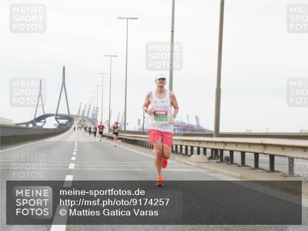 03.10.2025 - Köhlbrandbrückenlauf Matties Gatica Varas http://msf.ph/oto/9174257 03.10.2025 15:39:32 Position 3 7054 meine-sportfotos.de