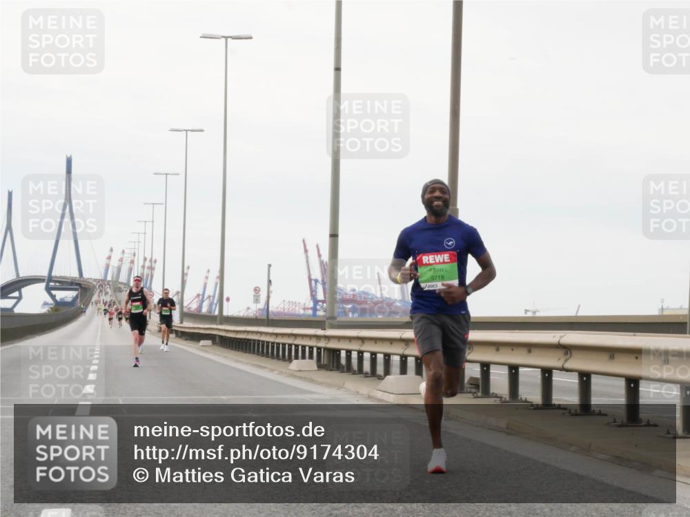 03.10.2025 - Köhlbrandbrückenlauf Matties Gatica Varas http://msf.ph/oto/9174304 03.10.2025 15:40:29 Position 3 9718 meine-sportfotos.de