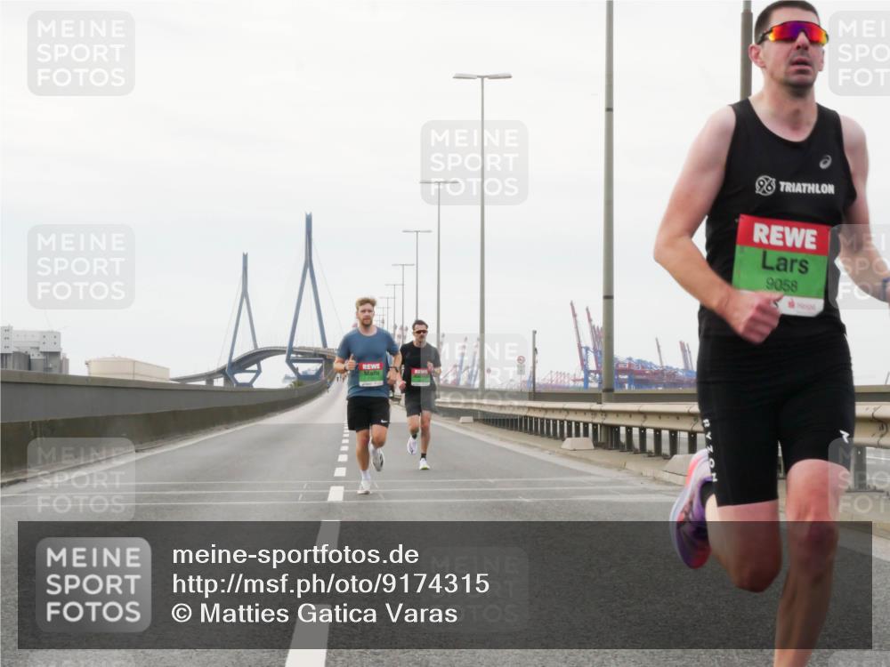 03.10.2025 - Köhlbrandbrückenlauf Matties Gatica Varas http://msf.ph/oto/9174315 03.10.2025 15:40:37 Position 3 9058 meine-sportfotos.de