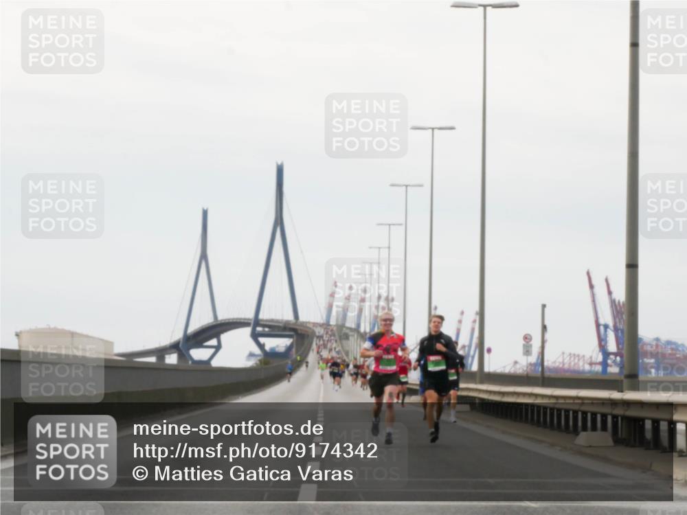 03.10.2025 - Köhlbrandbrückenlauf Matties Gatica Varas http://msf.ph/oto/9174342 03.10.2025 15:41:02 Position 3  meine-sportfotos.de