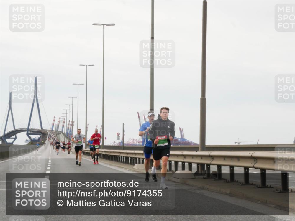 03.10.2025 - Köhlbrandbrückenlauf Matties Gatica Varas http://msf.ph/oto/9174355 03.10.2025 15:41:11 Position 3  meine-sportfotos.de