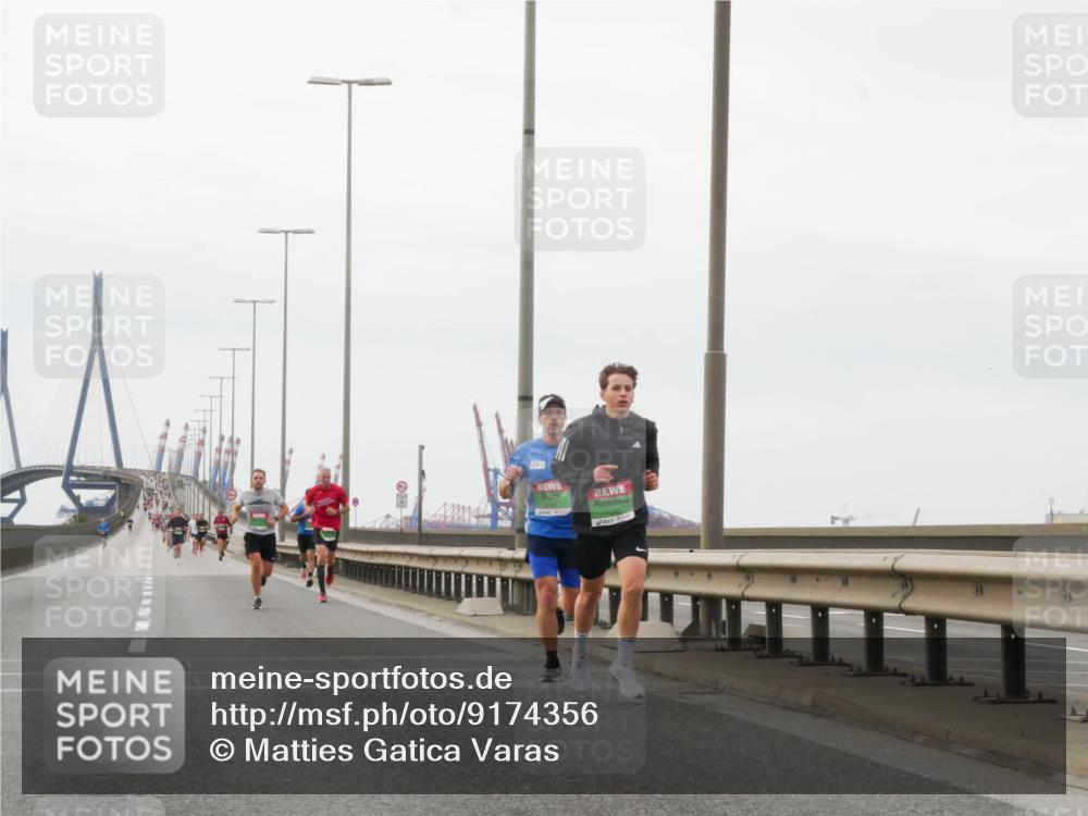 03.10.2025 - Köhlbrandbrückenlauf Matties Gatica Varas http://msf.ph/oto/9174356 03.10.2025 15:41:11 Position 3  meine-sportfotos.de