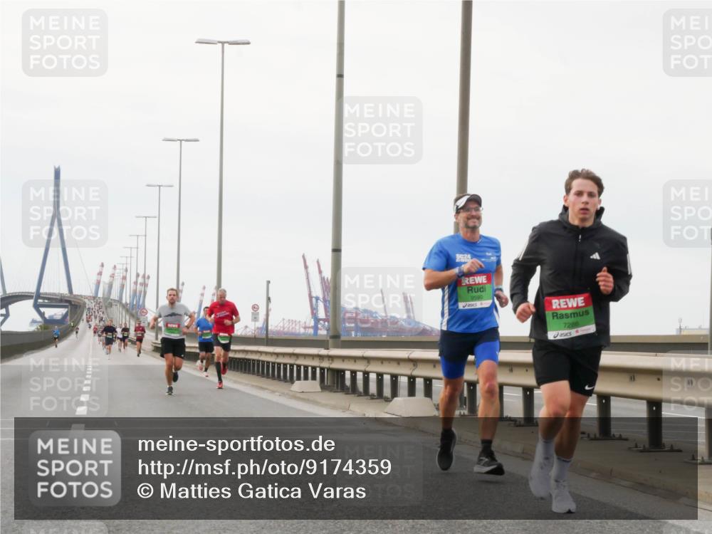 03.10.2025 - Köhlbrandbrückenlauf Matties Gatica Varas http://msf.ph/oto/9174359 03.10.2025 15:41:13 Position 3 24, 9590, 7286 meine-sportfotos.de