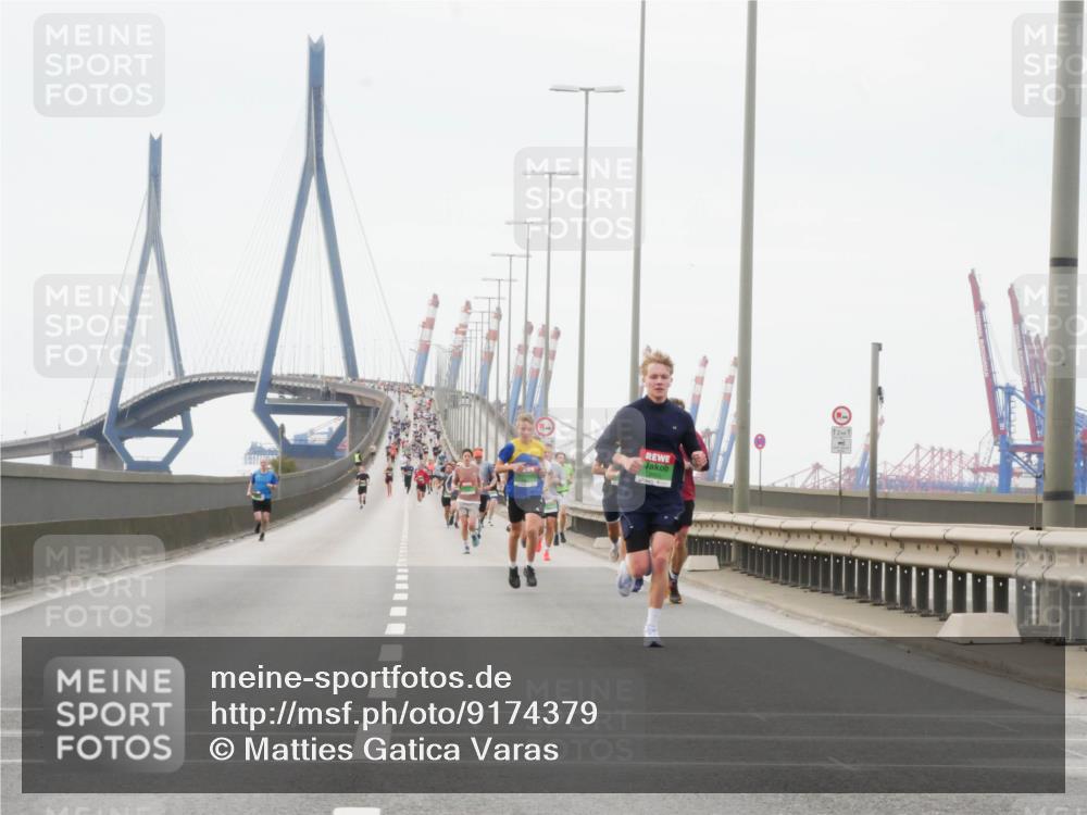 03.10.2025 - Köhlbrandbrückenlauf Matties Gatica Varas http://msf.ph/oto/9174379 03.10.2025 15:41:27 Position 3  meine-sportfotos.de