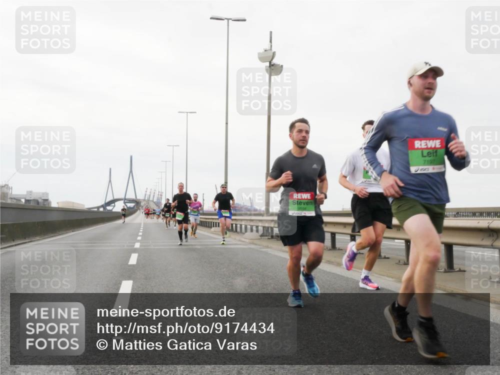 03.10.2025 - Köhlbrandbrückenlauf Matties Gatica Varas http://msf.ph/oto/9174434 03.10.2025 15:42:01 Position 3 9594, 7197 meine-sportfotos.de