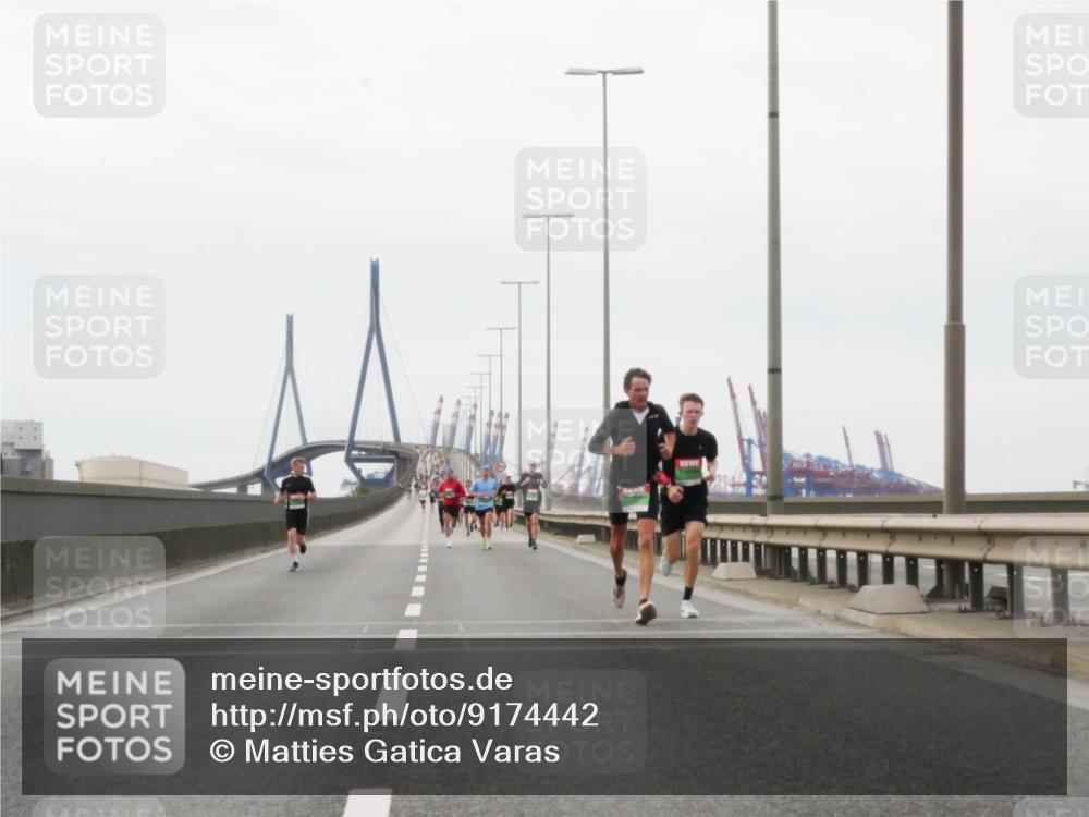 03.10.2025 - Köhlbrandbrückenlauf Matties Gatica Varas http://msf.ph/oto/9174442 03.10.2025 15:42:06 Position 3  meine-sportfotos.de